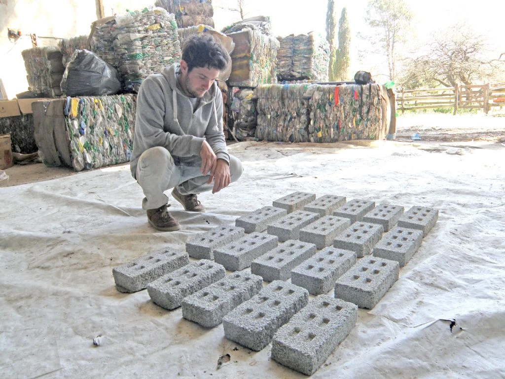 Ladrillos ecológicos: cómo transformar desechos plásticos en materiales de construcción